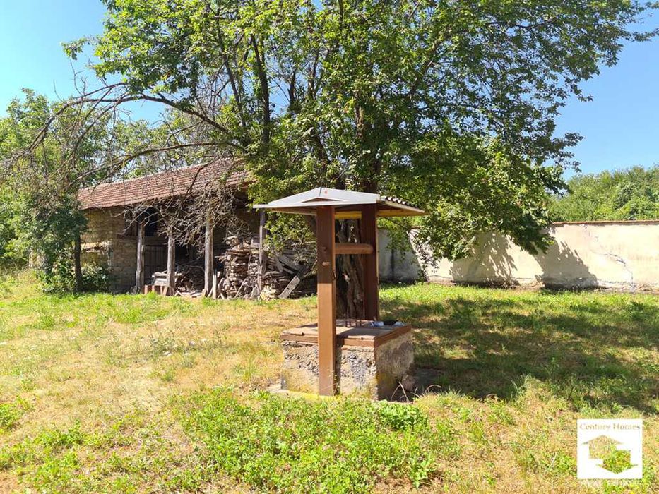 116191 Две къщи в един имот, с голям двор, в с. Балван