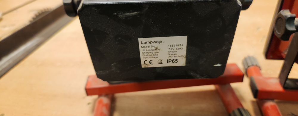 Vand becuri cu led pe bateri litiu ion