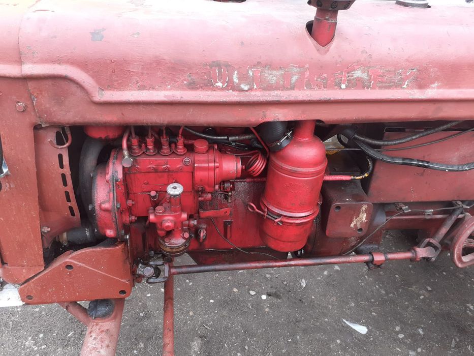 Vând tractor în patru pistoane de 40 cai putere. 2200 e