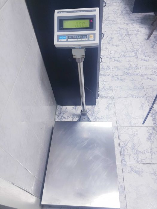 Cantar cu platforma din inox si afisaj digital