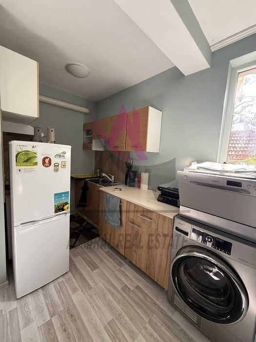 Дава се под наем Тристаен апартамент в Варна, Цветен квартал - 70 кв.м за 511 € - Снимка #1