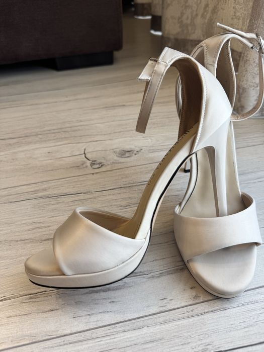 Официални сандали на ток