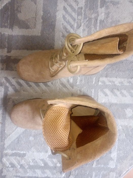 Берцы бежевого цвета и туфли