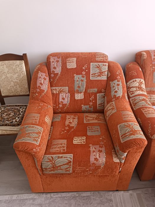 Продам угловой диван с креслом.