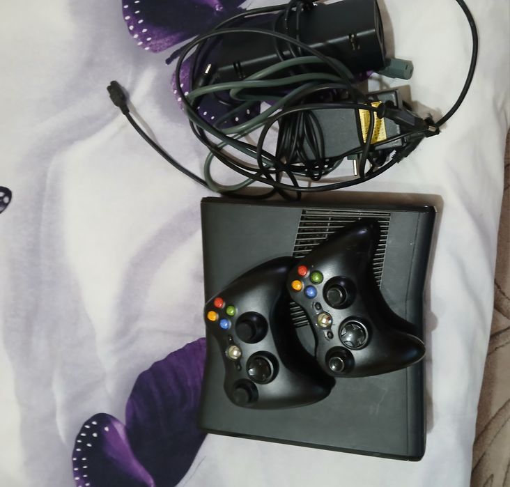 Vând Xbox 360 stare bună