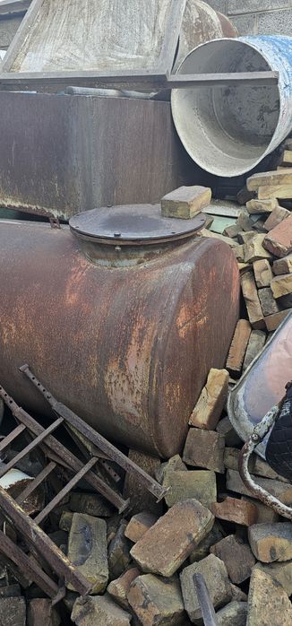 Продаётся цистерна объёмом 2 м³ (2000 литров).