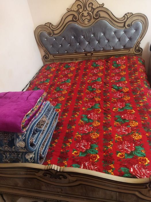 Двуспальная крават сотилади