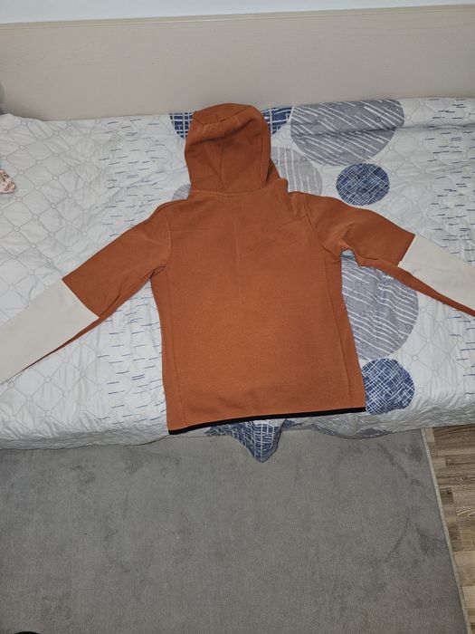 Оригинално! Оранжево горнище Nike tech fleece S размер