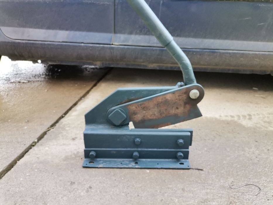 Гилотина за рязане на ламарина и арматура, ножица