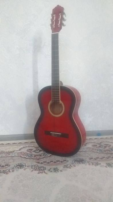 Klassik gitara sotiladi