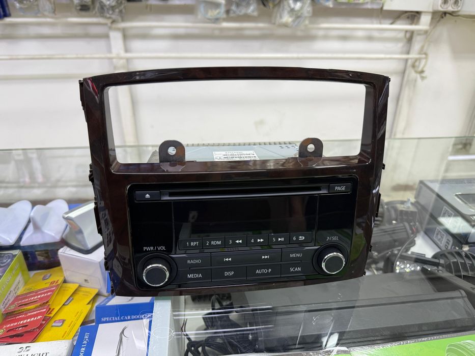 Штатный мультимедия Пажеро 4