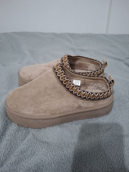 Vând papuci închiși 39