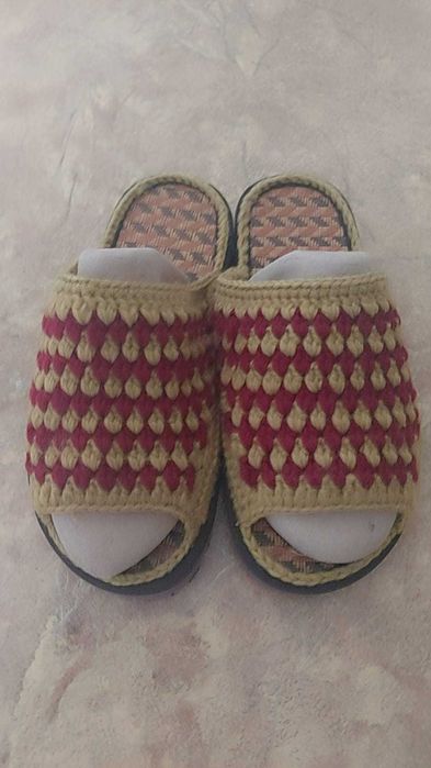 Домашние вязанные тапочки