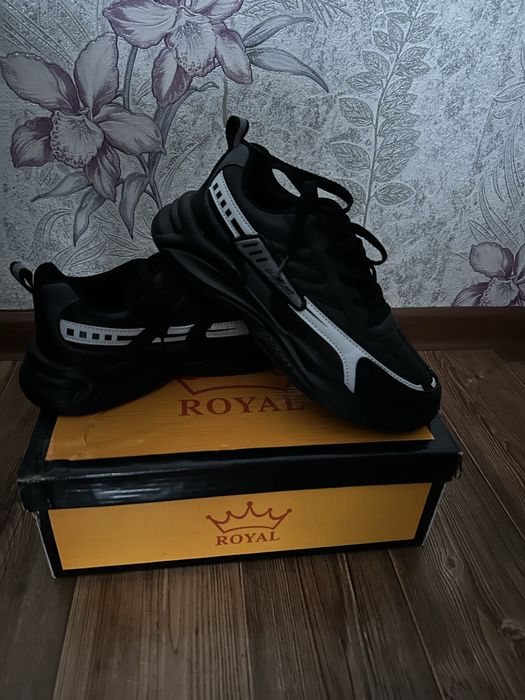 Продам стильные кроссовки (размер 38 / 24 см)