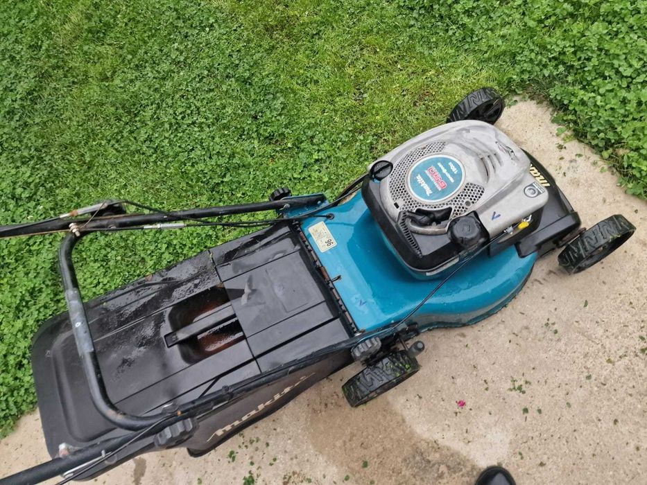 Masina de tuns iarba gazon MAKITA pe benzina BRIGGS cu tractiune cos