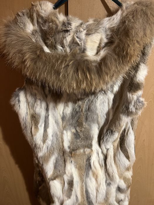 Пухен елек от естествен заешки косъм и яка от лисица