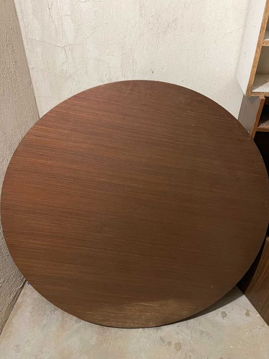 Масивна кръгла маса и кашпа за беседка, помещение