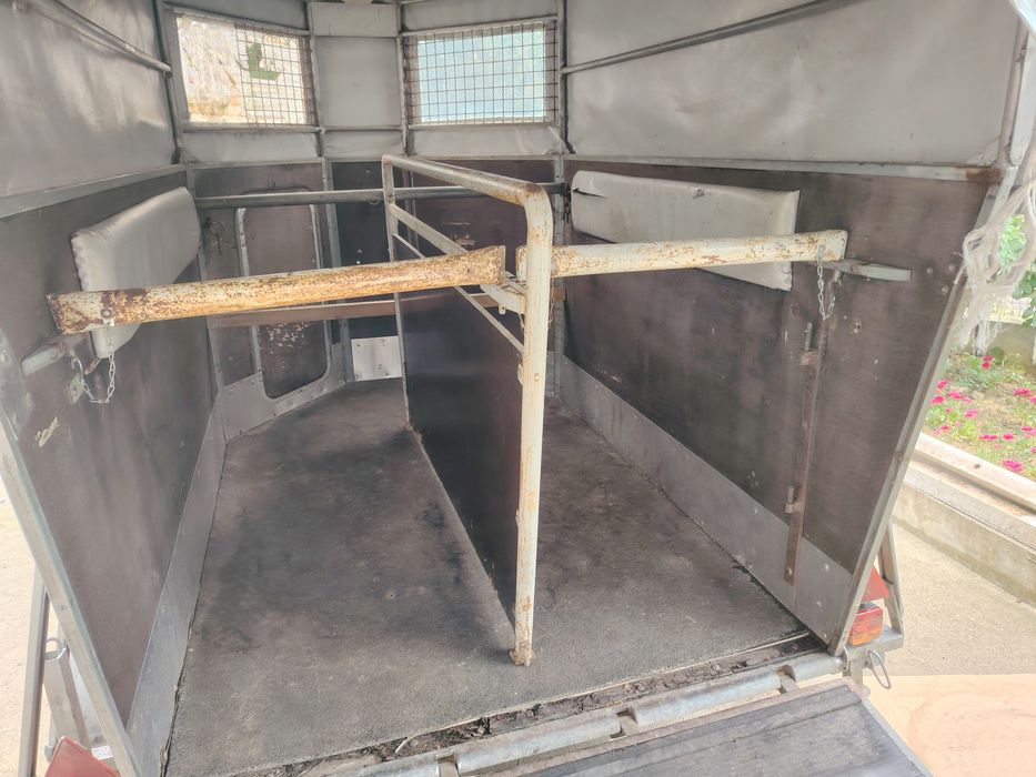 Remorcă pentru transport animale vii