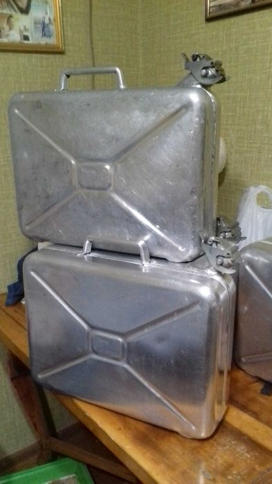 . Продаются канистры алюминиевые и железные.