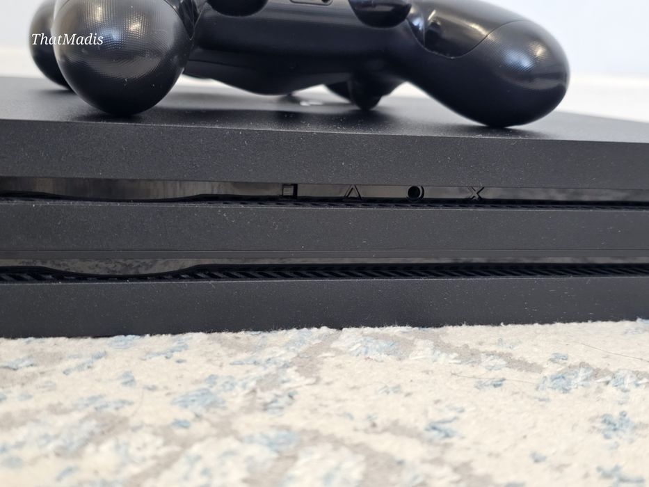 Playstation 4 Pro 1TB 2 джойстика 5 игр