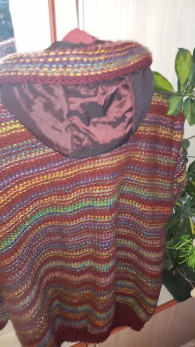 Ръчно плетена вълнена жилетка с качулка