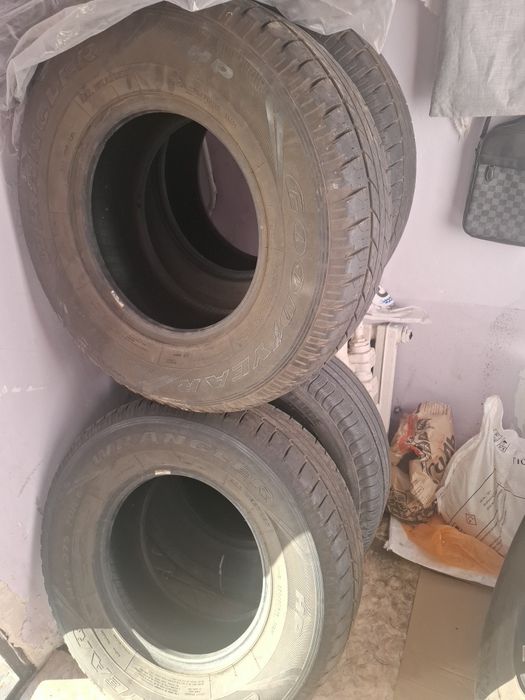 Продам шины на внедорожник.