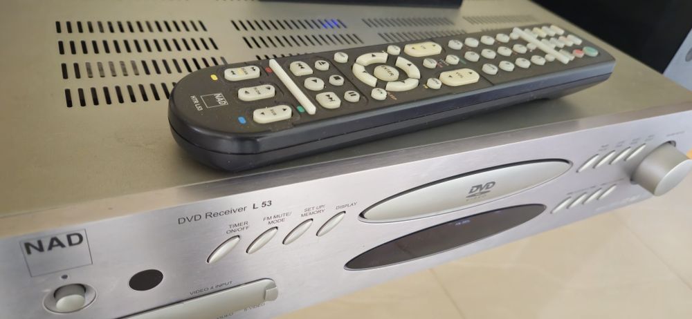 Sistem NAD L53 cu boxe și telecomandă
