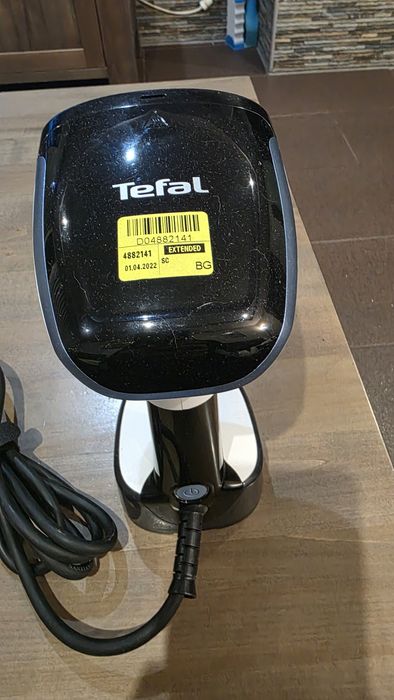 Продавам парна ютия за вертикално гладене TEFAL