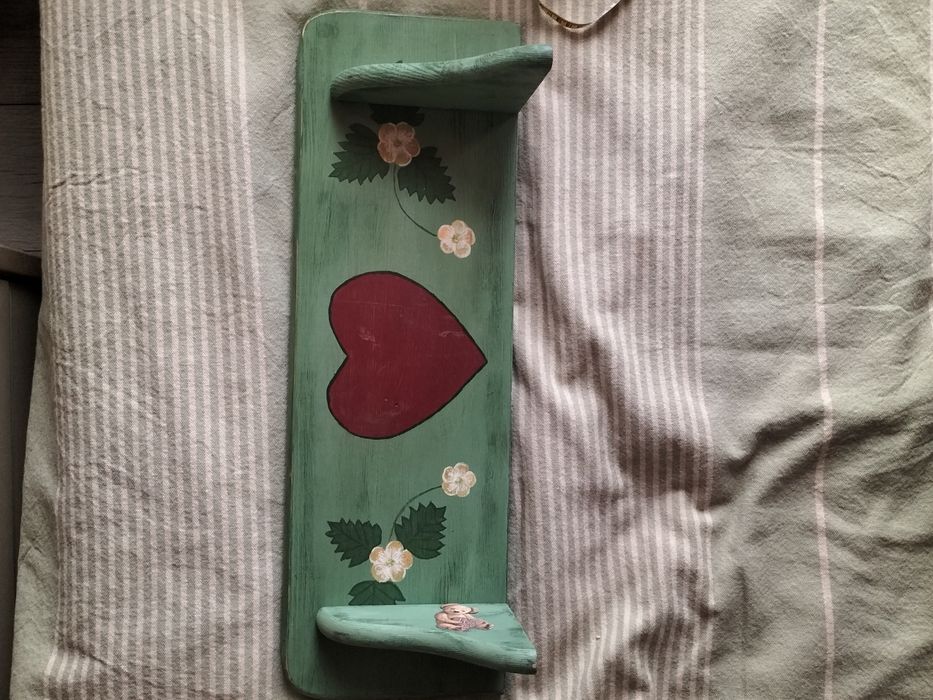 Etajera din lemn masiv pictata manual din mensiuni 19x48 cm circa. Livrare cu plata de la cumpărător.