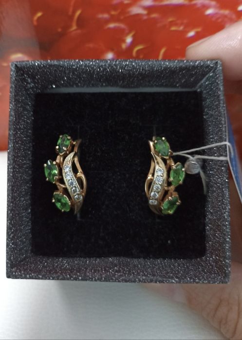 Золотые изумрудные серьги 585 пробы
