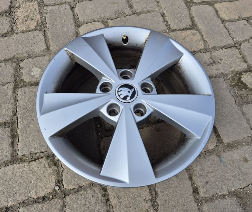 O jantă originală R16 Skoda Octavia seria 6.5Jx16H2 ET46 - 5x112