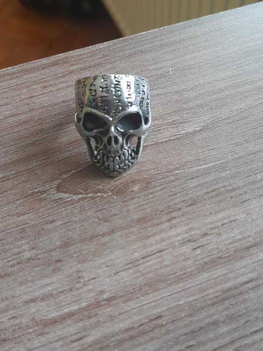 Стоманен пръстен с форма на череп. Цена 15 лв
