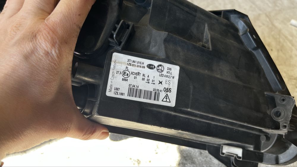 Skoda Superb ляв фар