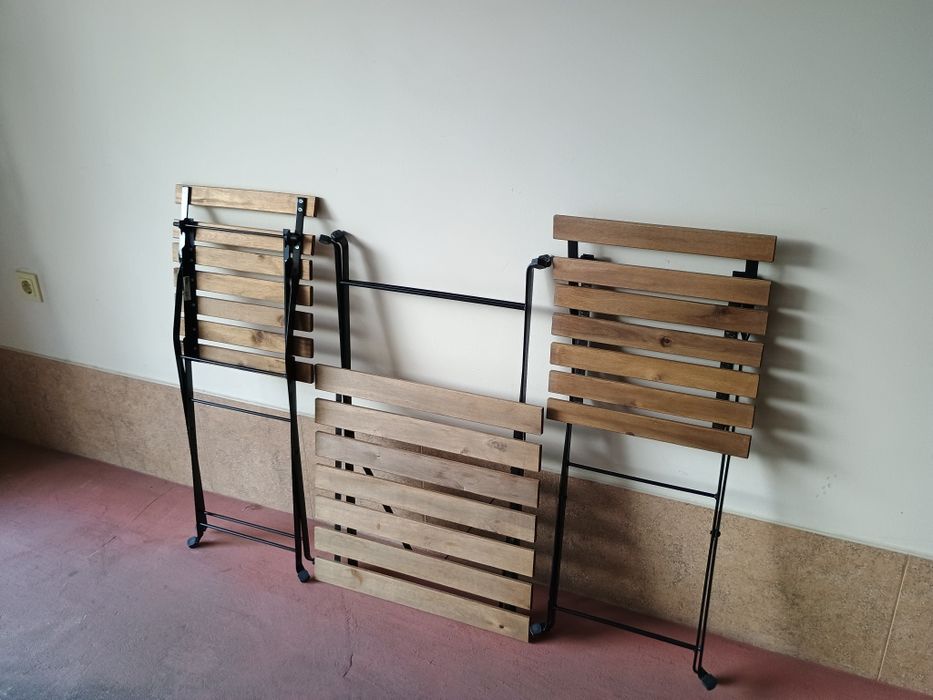 Продавам к-т СГЪВАЕМИ Маса и 2 бр столове.Напълно  запазени.