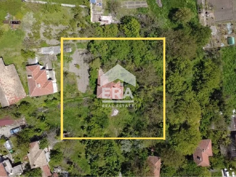 Стара тухлена къща с голям двор и стопански постройки за продажба в се