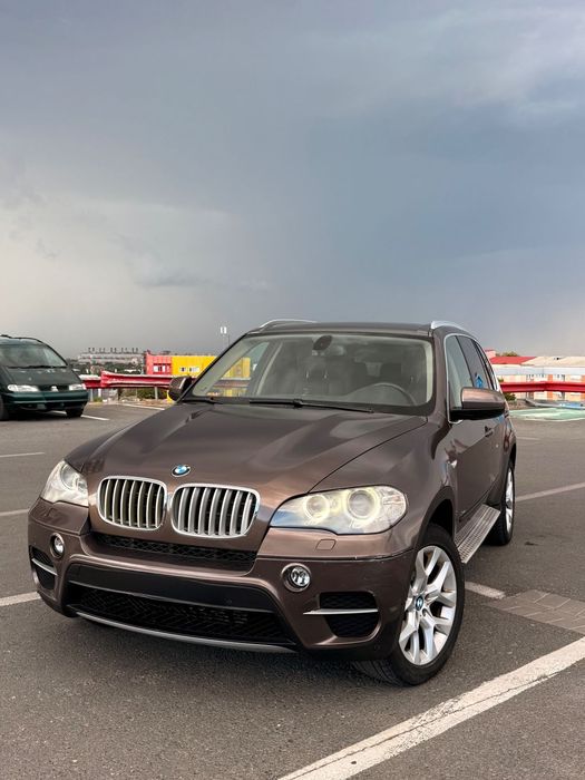 BMW X5 Mașina oferă combinația ideală între confort, putere și stabilitate.