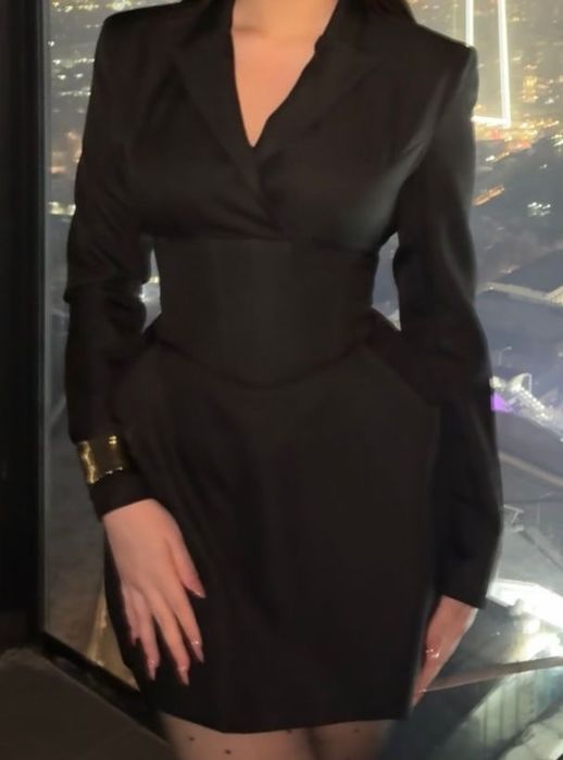 Черное платье.