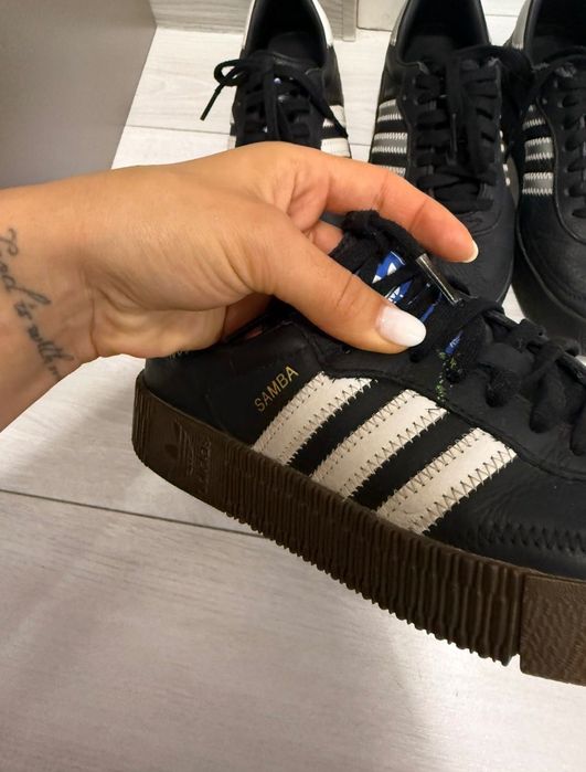 Два чифта обувки