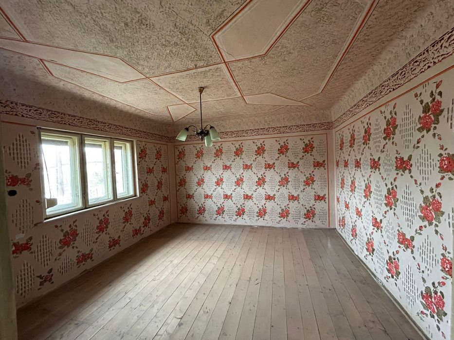 Vând casă  cu 4 camere