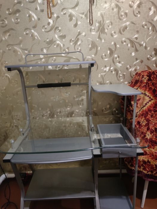 Компьютерный стол стеклянный