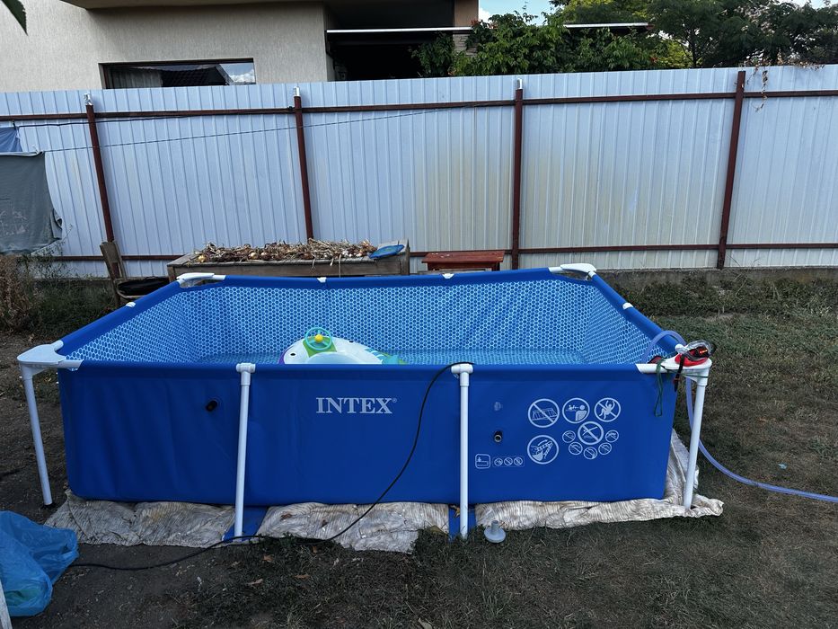 Vand piscina Intex ca noua