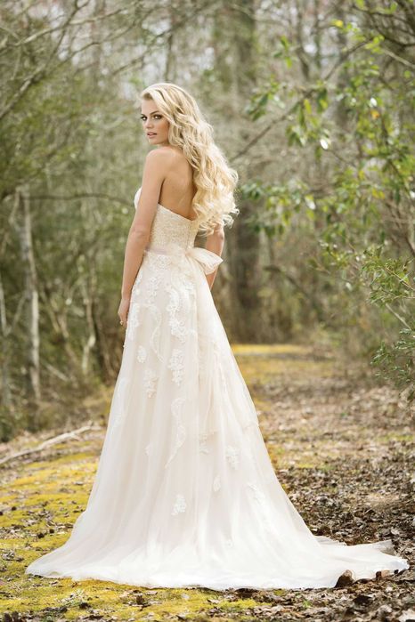 Rochie mireasa dantela pretioasa Lilian West  A line