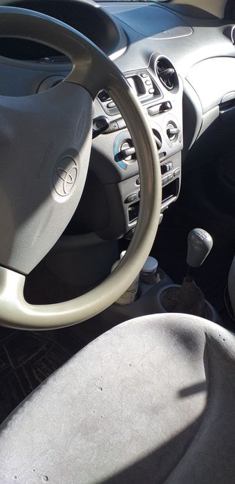 Продавам лек автомобил Тойота Ярис