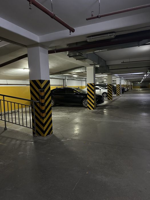 Парковочное место в паркинге