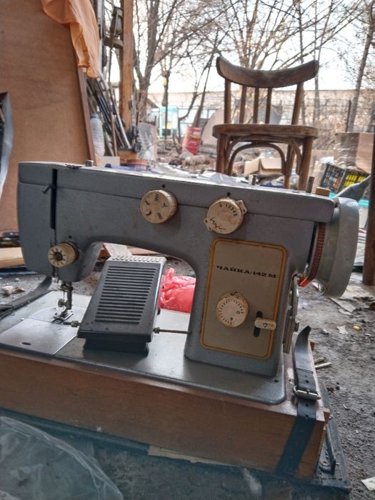 Продам швейную машинку чайка-142 м