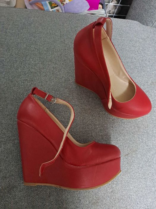 Дамски обувки на платформа