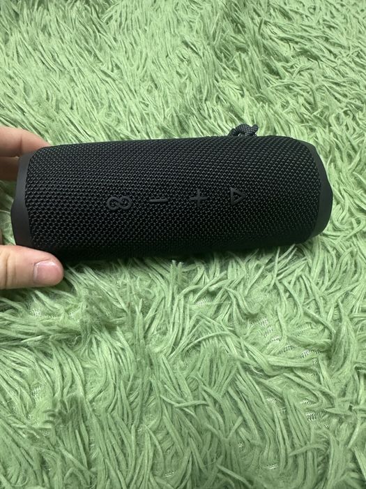 boxa portabila flip 6 noua dar am scapat o si s a spart plasticul ala