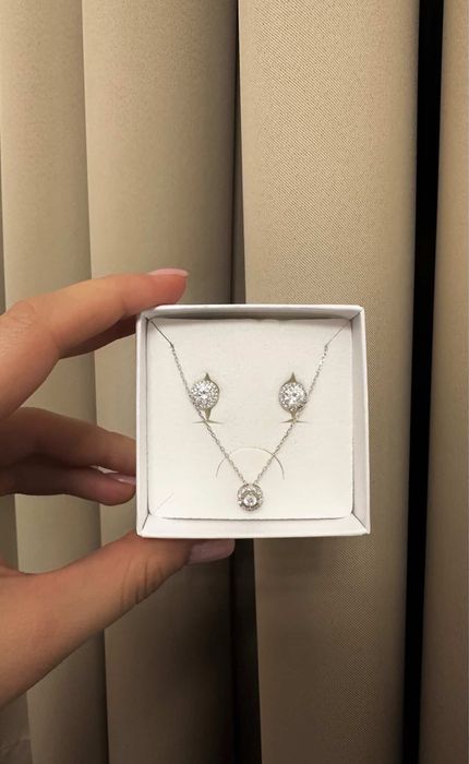 Продавам елегантен сребърен комплект бижута (обеци и колие)