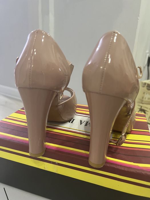 Босоножки в отличном состоянии одевала пару раз                     ..