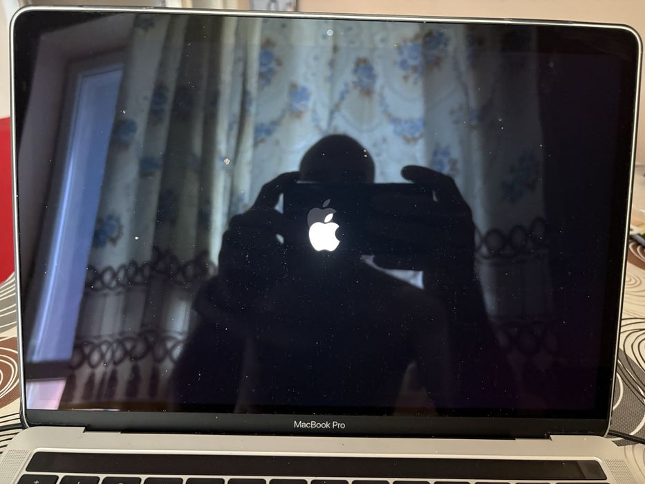 MacBook Pro.   A1706